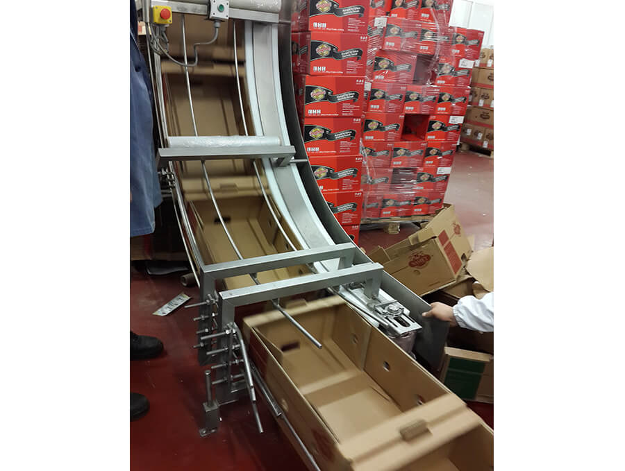 Parcel vertical carriage conveyor