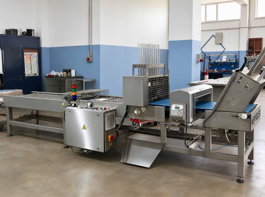 Yarı Otomatik Metal Dedektörlü Kornet & Sleeve Takma Makinesi